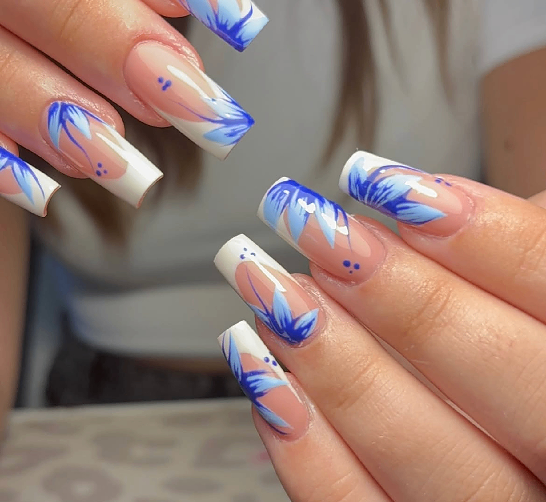French blanche · fleurs bleues peintes