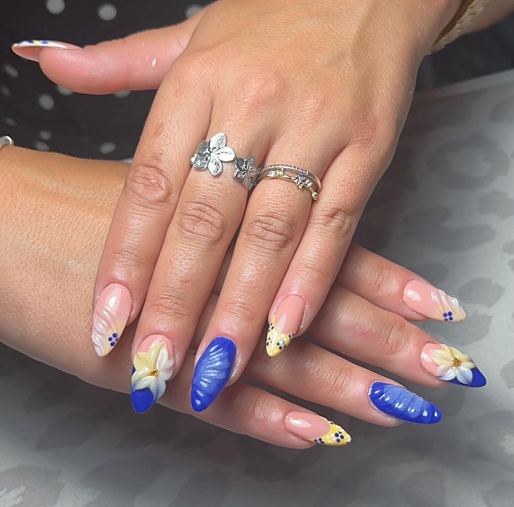Bleu roi · fleurs 3D & pois jaunes